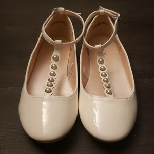 Young girls shoes with Pearls